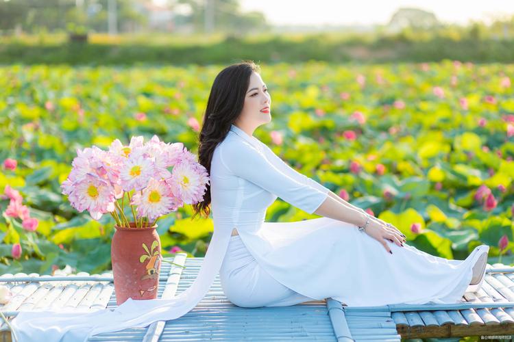 女子每月花780抱树,女子每月花780抱树放松疗愈