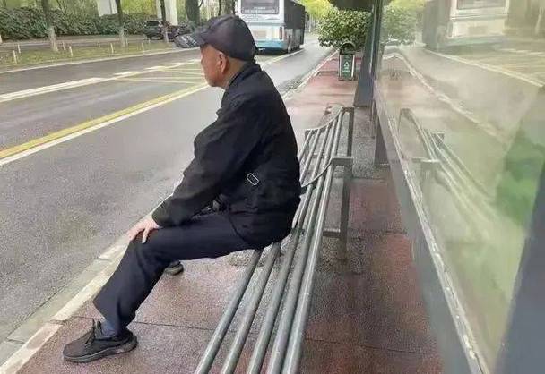 公交站椅子仅手机高,公交站台椅子