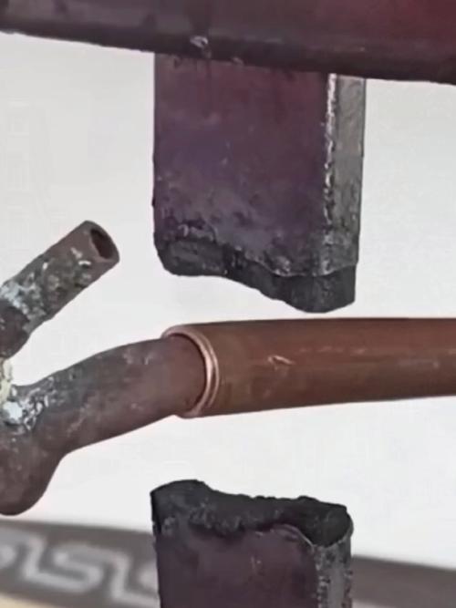 修空调故意破坏铜管,男子上门修空调故意破坏铜管