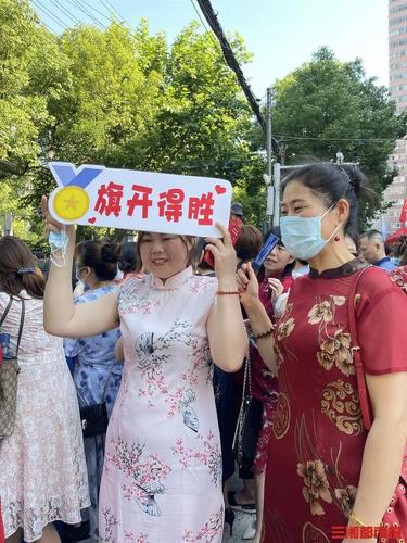 爸爸穿旗袍为儿应援,爸爸穿旗袍陪考